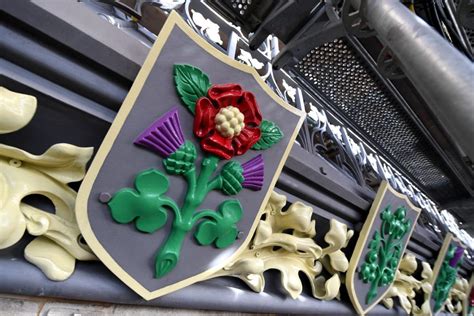 leek thistle shamrock rose emblem.